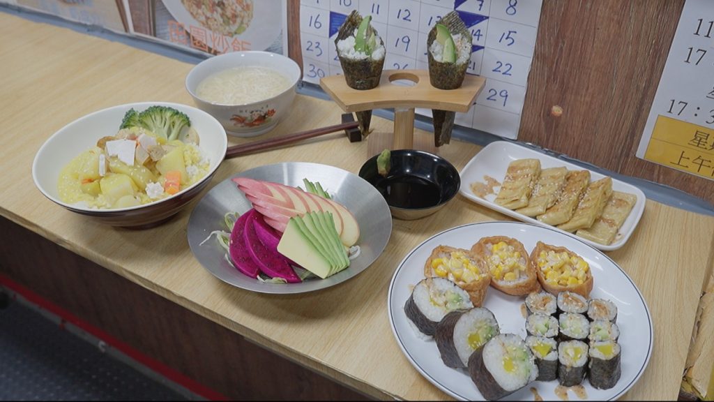 Alan開設「三寶素食」,以素食壽司手卷和日式料理為賣點,餐單上亦有部份中式港式素食,吸納不同口味的顧客。他很享受以小店形式營養,自由度較大,亦可跟客人聊天交流,了解他們的需要。