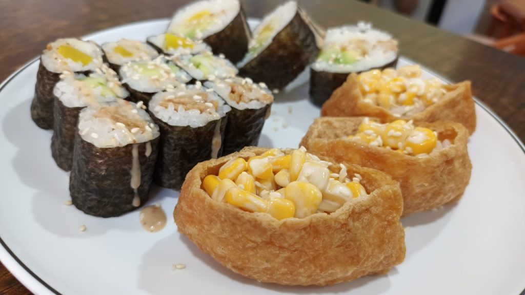 餐廳設有四款壽司套餐,用上牛油果、芒果等多種蔬果,以甜腐皮製作的粟米福袋壽司,賣相和味道也很吸引。