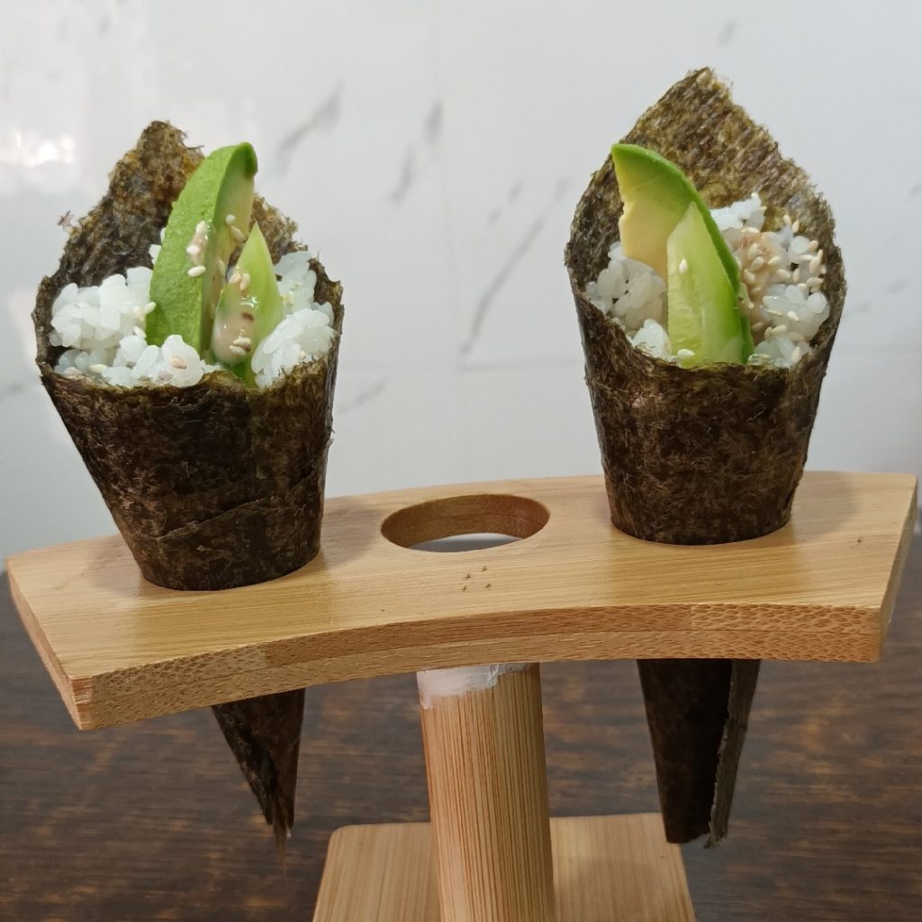 牛油果青瓜手卷也是店內受歡迎的食物。Alan提提大家吃手卷一定要即時吃,若放久了,紫菜不會那麼脆,口感會較遜色。