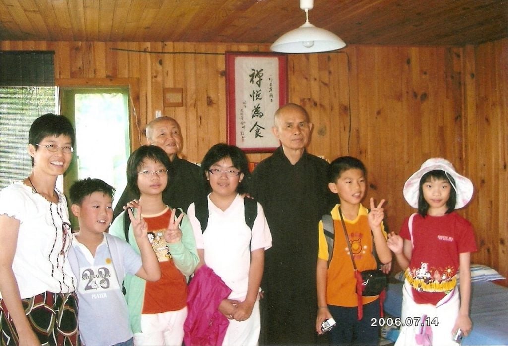 2006年張仕娟(左一)與她的女兒思齊前往法國梅村,參加一行禪師舉行的正念禪修。幾年後,她的女兒於2020年在梅村剃度出家,請按此閱讀相關文章。