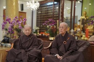 現年八十歲的住持秉鴻法師(圖右)與七十八歲的宏量法師(圖左),原來是一對血脈相連的親姐妹。