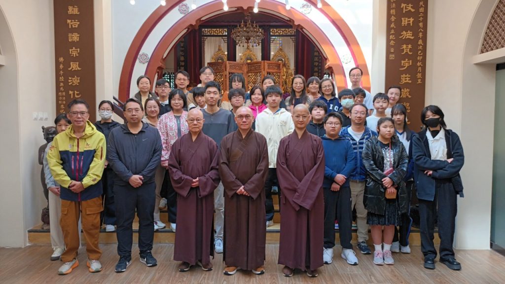 僧徹法師(前排右二)、智悟法師(前排左三)及智本法師(前排右一)與一眾工作坊參加者,在弘法精舍合照留念。