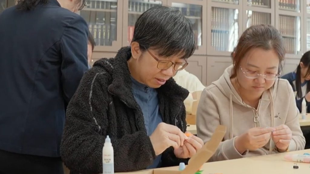 康美婷女士(左)在這次工作坊中體會到凡事不要那麼執著。