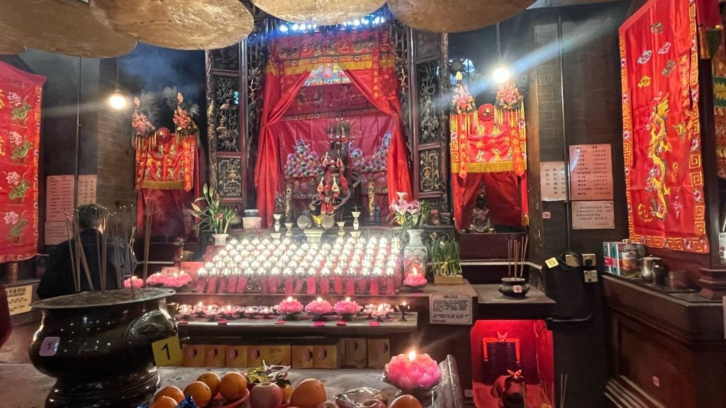 香港深水埗的三太子廟內部（作者攝）