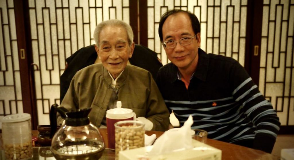 作者與南懷瑾（圖左）合照，2010年攝於太湖大學堂。