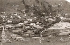 上世紀六十年代昂平風光,照片右方為寶蓮襌寺山門及主建築群,左方則是妙法蓮華經塔。(筆者藏)