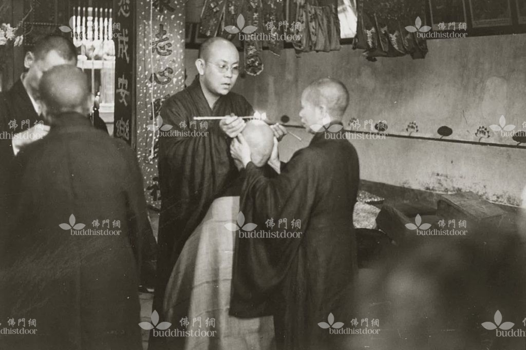 源慧法師為戒子燃戒疤 (楞嚴精舍提供)