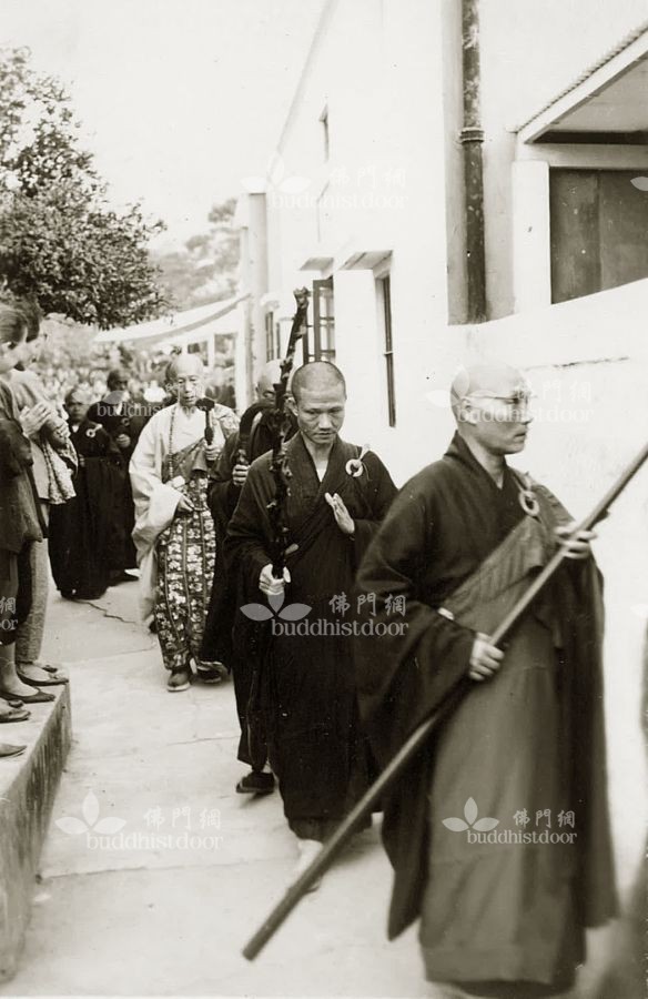 傳授三壇大戒時,必須要有得戒和尚、羯磨和尚、教授和尚三師。當中以得戒和尚為核心。圖為筏可大和尚手執如意,準備臨壇授戒。(楞嚴精舍提供)