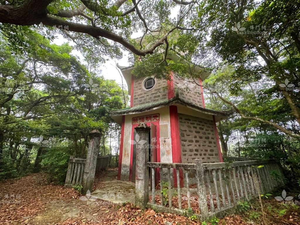 華嚴塔內有三層,乃紀念筏可大和尚當年講《華嚴經》而建。