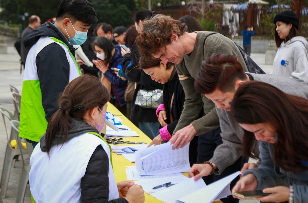 「禪修體驗日」的活動消息甫於網上公布，旋即吸引一千二百五十人參加，當中還包括外藉人士，大會於當日上午八點半已開始接受登記。