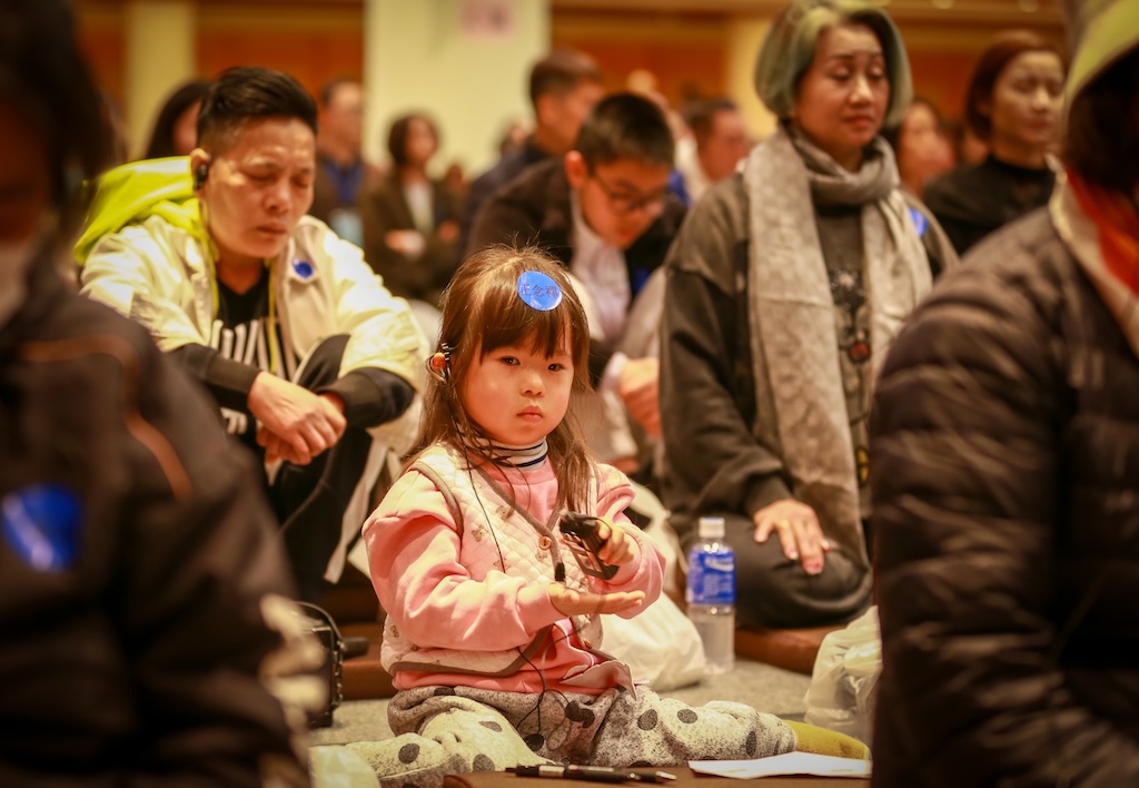 禪修不分年齡，小朋友在家長的陪伴下參加香港梅村僧團帶領下的正念禪修。