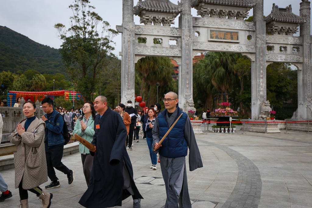 「禪修體驗日」的參學者在法師們的帶領下，前往位於寶蓮禪寺及天壇大佛前方的地壇經行。