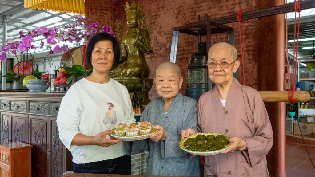 （左起）感恩Flora、宏量法師和秉鴻法師，為我們示範製作欒樨餅和純素欒樨蛋糕，大家不妨趁佛誕前一起試試做。