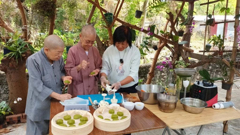 兩位法師和Flora合力製作紅豆蓉欒樨餅，過程一絲不苟。