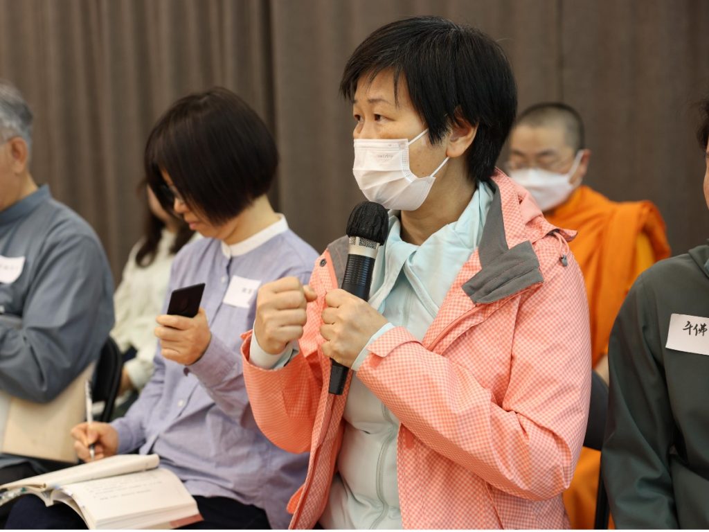 千佛山靜恩居士分享她對書中〈禪師和禪弟子〉一章結尾公案的看法。