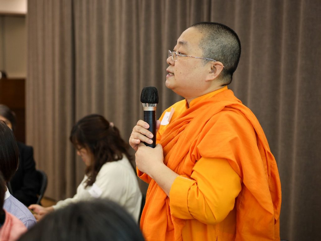香港佛法中心的淨行比丘尼表示，自己的博士論文是研究比丘尼的傳承，所以當她拿到《修行的女人》時十分激動。