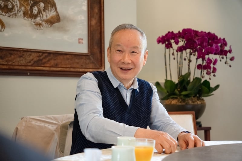 陶瓷藝術家高峰在二十歲時便立志做一位陶工，而且他為自己設定一個位置——一生不做兩件相同的陶瓷。
