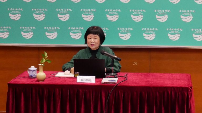 鍾玲教授來到香港珠海學院，和大家分享文學家如何透過禪修來感悟人生、突破關卡（圖：佛門網）。