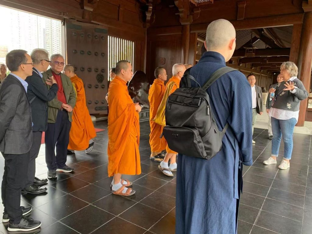 米宛昕(最右)是南蓮園池的資深導賞員，經常為參訪人士講解園區的特色和建築理念。