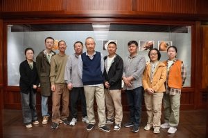 高峰先生(圖中)與茶山窯的八位徒弟,圖左兩位分別是季臻(曉土)、邱葉奕欣(曉石),為這次畢業成果展的創作者。