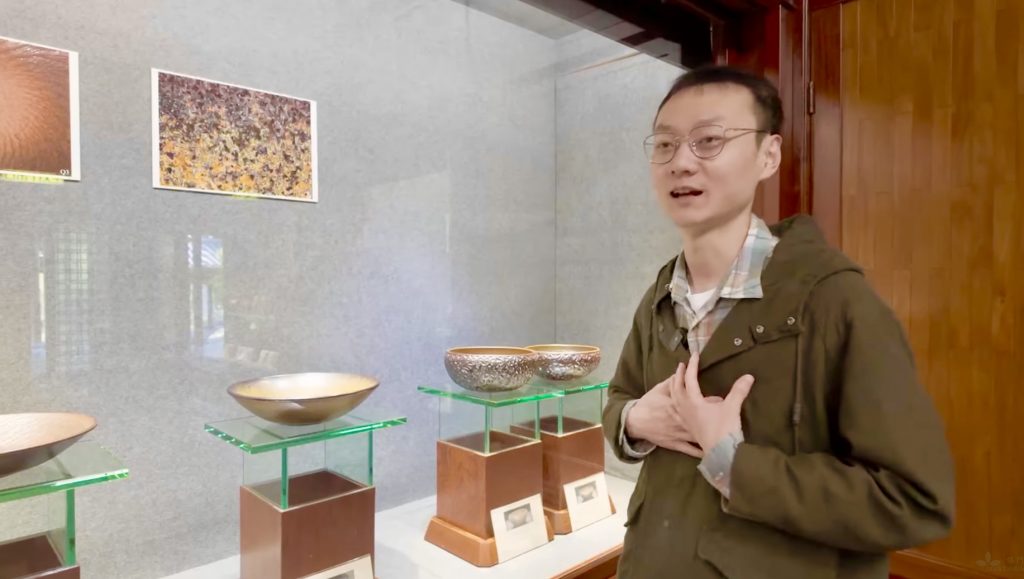 邱葉奕欣（曉石）直到五年期滿師，並建立自己的工作室，才參透掃地的真正意義。