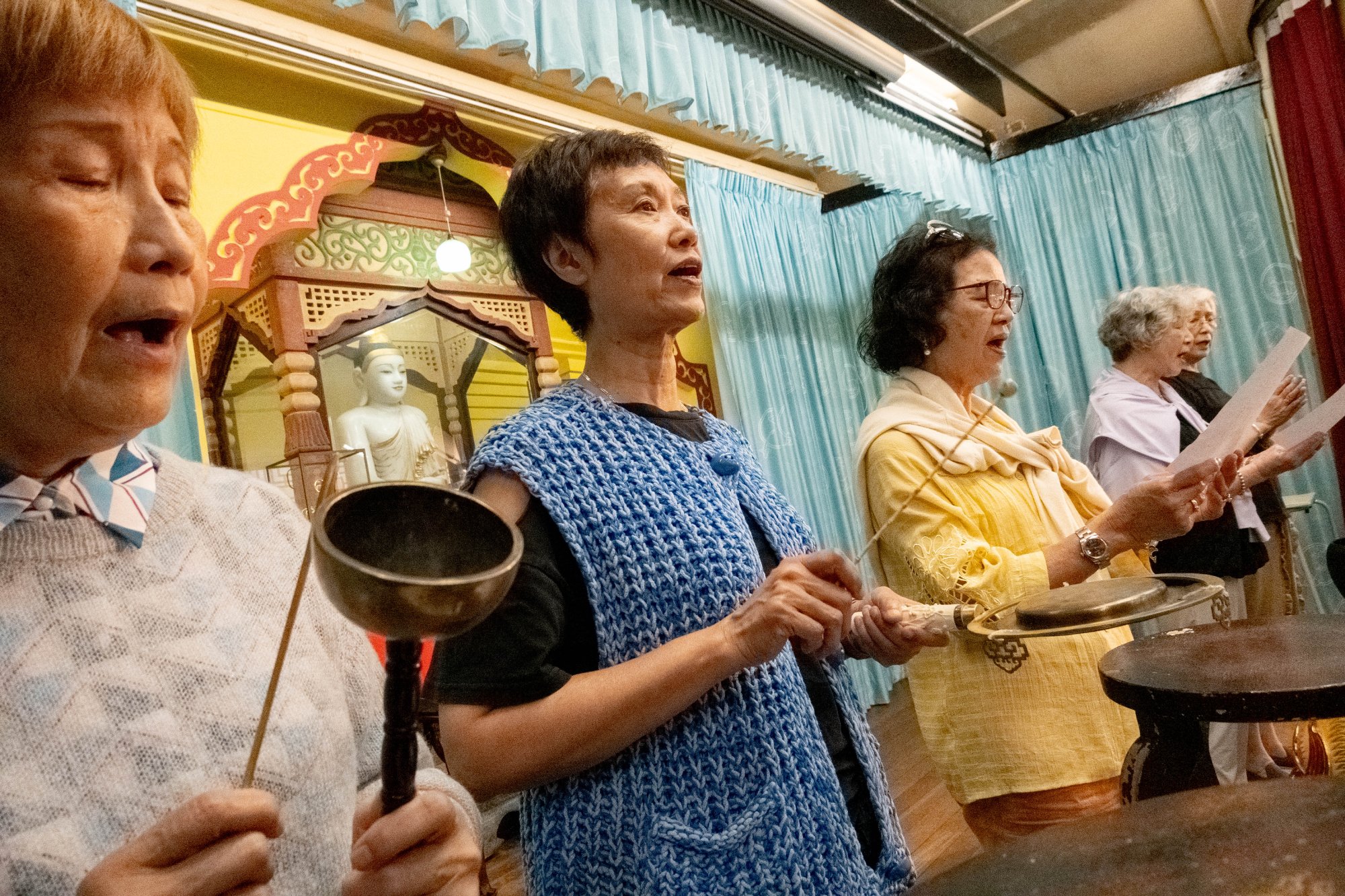 梁之潔女士（左二）與居士林林友為【欣求和樂──焰網莊嚴】音聲佛事共賞會實地綵排。（攝影Ringo Tang）