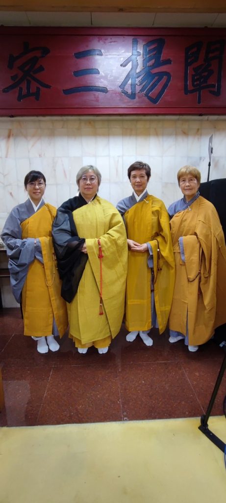 梁之潔女士（右二）與香港佛教真言宗居士林林友合影。（相片由受訪者提供）