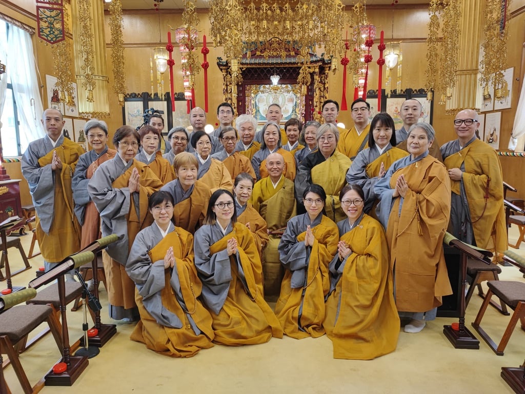 梁之潔女士（第二排右五）與香港佛教真言宗居士林林友合影。（相片由受訪者提供）