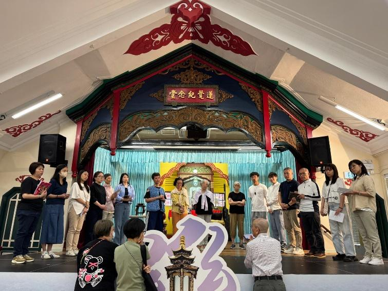 香港佛教真言宗居士林的歐陽寶都老師（前排右一）與林友在寶覺小學為【欣求和樂──焰網莊嚴】音聲佛事共賞會實地綵排。（攝影Ringo Tang）