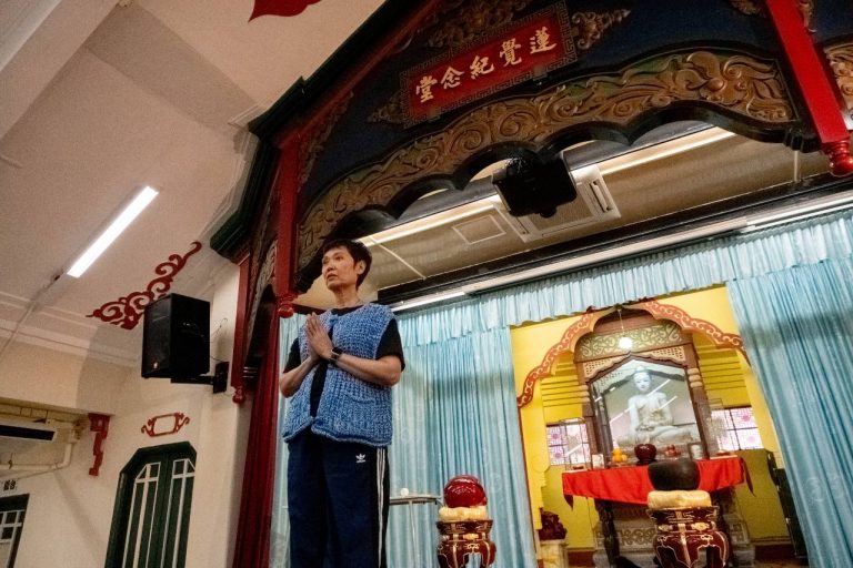 梁之潔女士將於2025年5月17日在東蓮覺苑舉辦的【欣求和樂──焰網莊嚴】音聲佛事共賞會中獻唱《戒定真香贊》，日前在寶覺小學實地綵排。（攝影Ringo Tang）