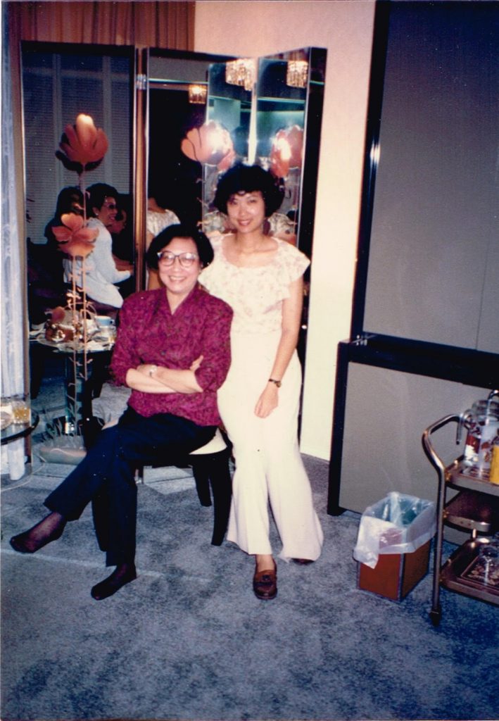 梁之潔女士（右）與姐姐梁素琴女士（左）合影。（相片由受訪者提供）