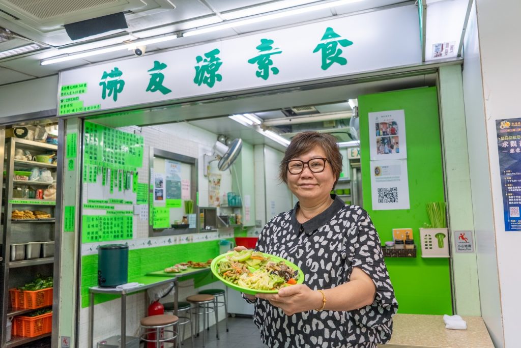陳太與「佛友源素食」十分有緣，由昔日的熟客天天光顧，到今日變成這裏的老闆，天天前來打點。