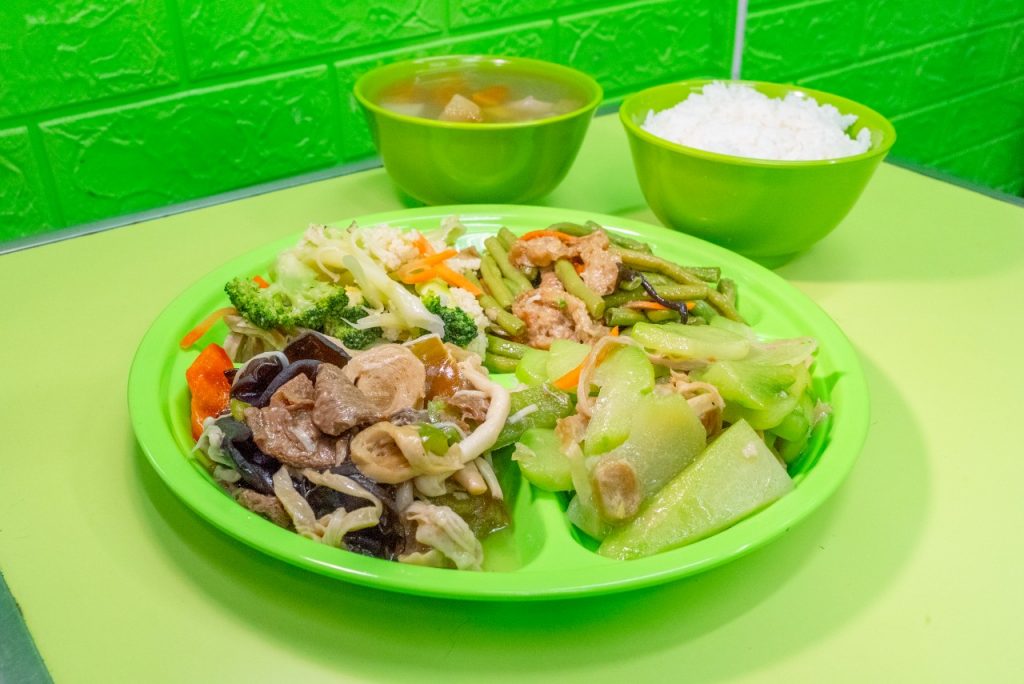 小店的素食多餸飯，每天有八至十多款選擇，陳太表示是希望客人「有得揀」，讓大家也可選出自己喜歡的素食。