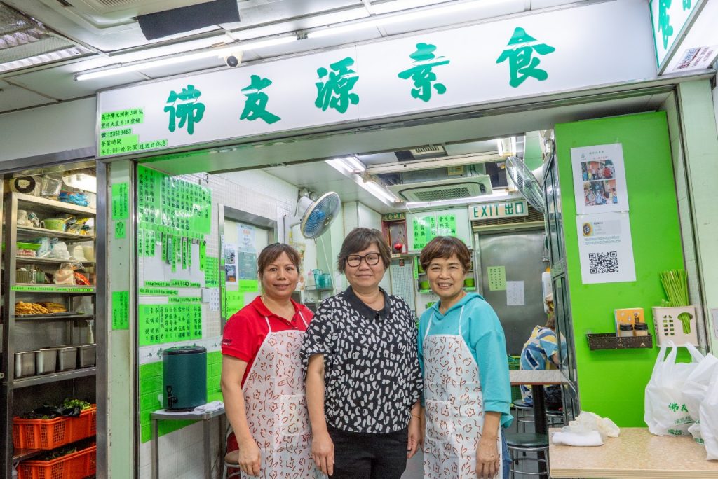 陳太也感恩兩位廚師姨姨，二人是店內靈魂，當日亦在她們幫忙下跟前老闆何姑娘商談接手經營，促成她成為今天「佛友源」的店主。
