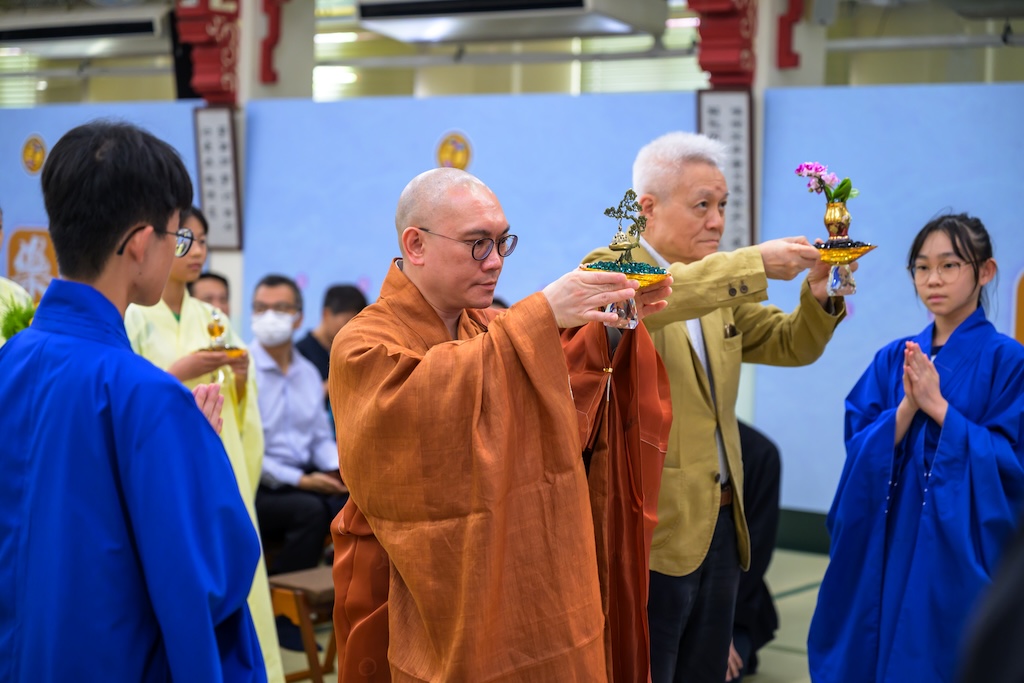 東蓮覺苑苑長僧徹法師與東蓮覺苑副主席譚溢鴻先生正在佛前獻供。