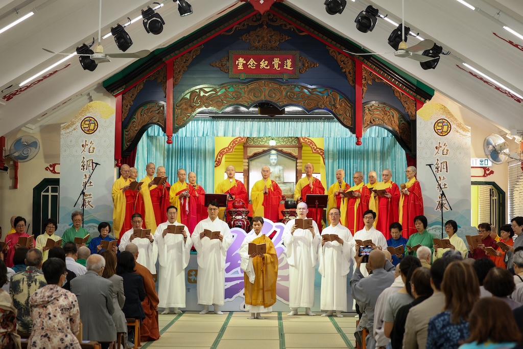 梁之潔居士（圖中）及真言宗眾居士，與東蓮覺苑常住法師正恭敬地禮讚佛德。