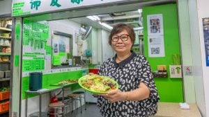 陳太與「佛友源素食」十分有緣，由昔日的熟客天天光顧，到今日變成這裏的老闆，天天前來打點。