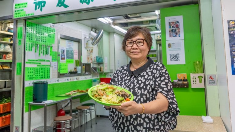 陳太與「佛友源素食」十分有緣，由昔日的熟客天天光顧，到今日變成這裏的老闆，天天前來打點。