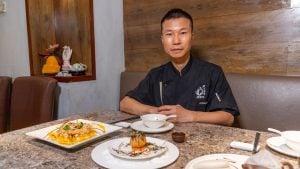 胡師傅是「天然齋」行政總廚,擅長以天然食材入饌,結合中西不同素食風格,設計出各種創意素食。