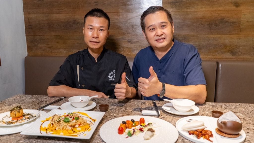 Marco(右)是素食烹飪比賽發起人,今次再跟胡師傅重逢,彼此一同交流及分享素食心得。