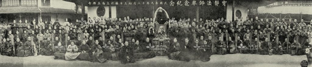寶靜法師於玉佛寺示寂，教內無不惋惜。圖為舉龕時四眾合照。（筆者提供）