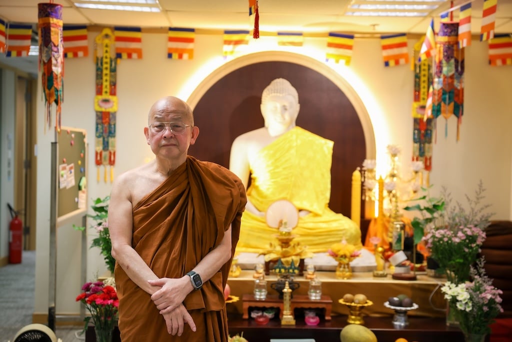 一般人常對阿毘達磨存有著偏見，視之為枯燥無味的佛學名相堆砌。然而，長期專研阿毘達磨的法光法師卻指出，它是一套探討宇宙真相的思想體系，提供禪修指引，更是修行證道的重要方法。