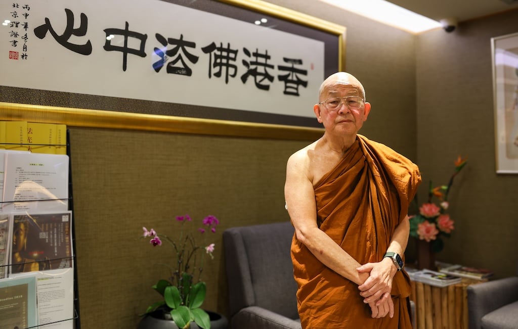 香港佛法中心創辦人法光法師認為，漢傳佛教難以在國際上佔一席之地，主要是因為學者對佛學不夠深入，缺乏有效的研究方法論，且語言基礎不足以探究原典。