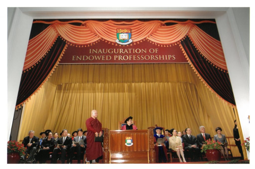 2007年，香港大學授予法光法師「明德教授席」，這是對傑出學者的崇高榮譽。