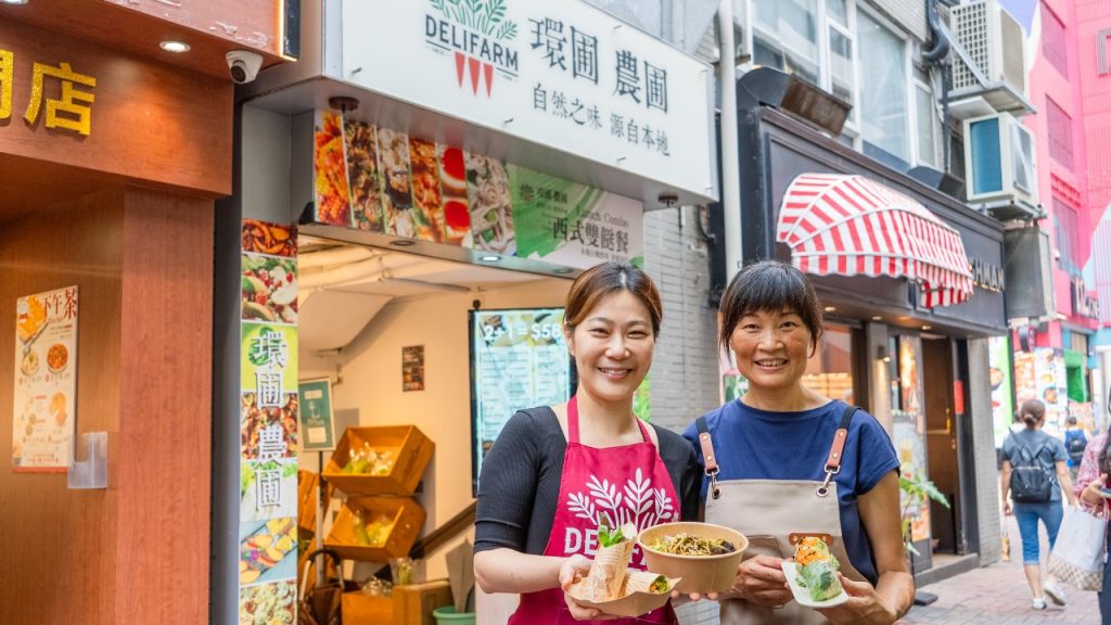「絲打同行」創辦人Vivian（左）與素食媽咪（右）聯同「Innolife環圃休閒村」，在荔枝角合作「Delifarm 環圃．農圃」外賣小店，推出由素媽主理的純素餐單，以本地有機蔬食製作各款素食便當，讓城市人更方便吃到健康有機素食。