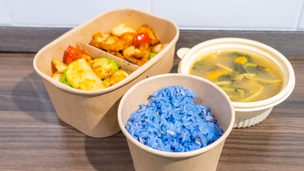 媽咪小炒套餐，每天也會選用新鮮蔬食製作，配搭特色的蝶豆花飯，以及足料素湯。