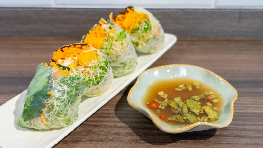 素媽的招牌食物「媽咪米卷」，在小店內可以吃到最新「升級」版本。