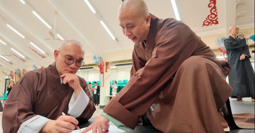 在第一次彩排中,苑長與領唱法師研討細節。