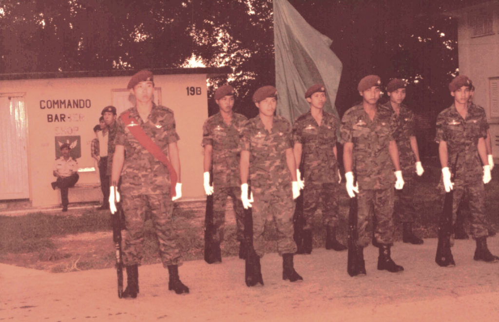 1981年至1983年，阿贊慶在新加坡武裝部隊第一突擊營服兵役（相片摘自《昭坤慶自傳》）。