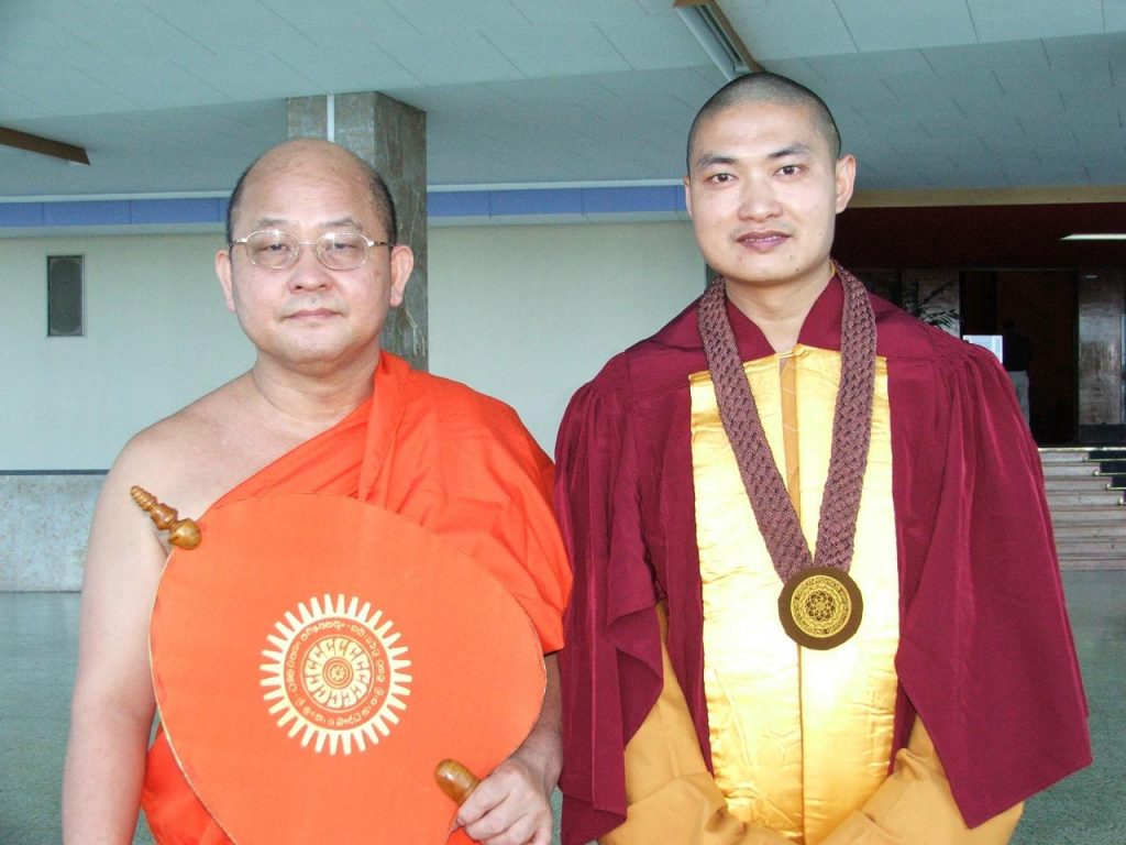 賢達法師與他的老師法光法師合影
